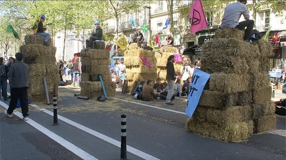 Fransa’da iklim aktivistleri cumhurbaşkanı adaylarını protesto etti