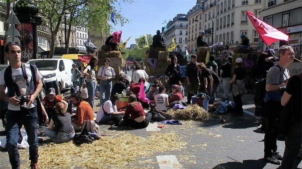 Fransa’da iklim aktivistleri cumhurbaşkanı adaylarını protesto etti