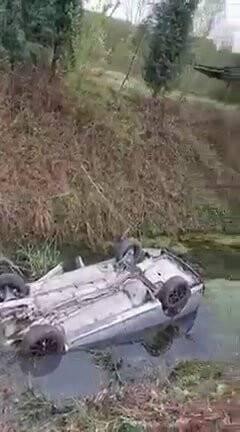 Kanala düşen otomobilden kendi imkanlarıyla kurtuldular