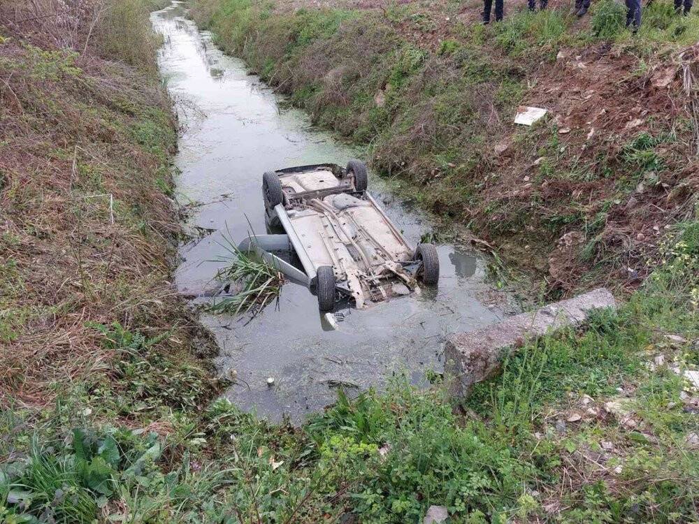 Kanala düşen otomobilden kendi imkanlarıyla kurtuldular