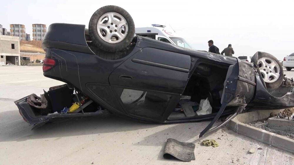 Takla atan otomobil 40 metre sürüklendi, 4 genç ölümden döndü