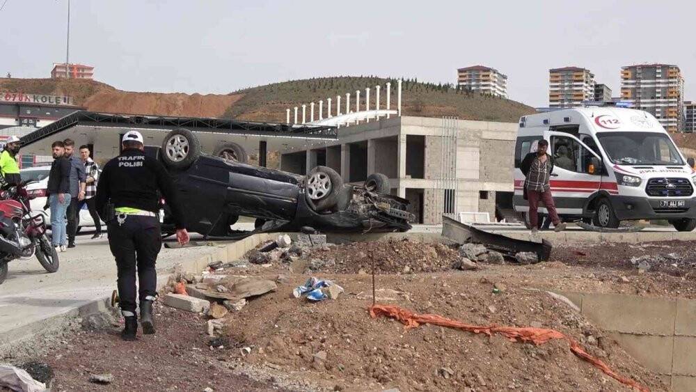 Takla atan otomobil 40 metre sürüklendi, 4 genç ölümden döndü