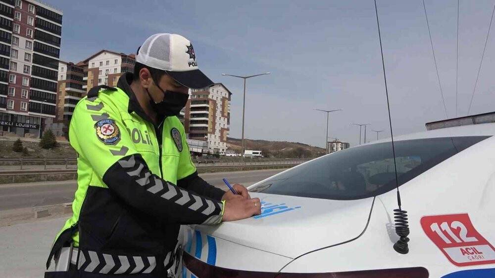 Takla atan otomobil 40 metre sürüklendi, 4 genç ölümden döndü