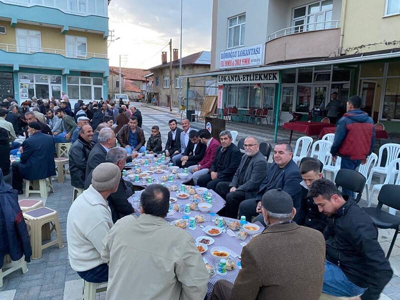 aa-20220417-27587678-27587675-yalihuyukte-ilce-halki-iftarda-bulustu.jpg