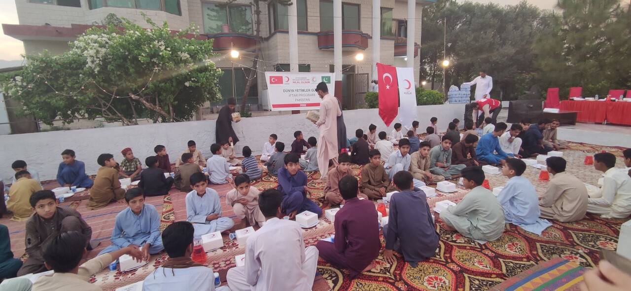 aa-20220417-27592665-27592663-turk-kizilay-dunya-yetimler-gununde-pakistanli-200-yetime-iftar-verdi.jpg