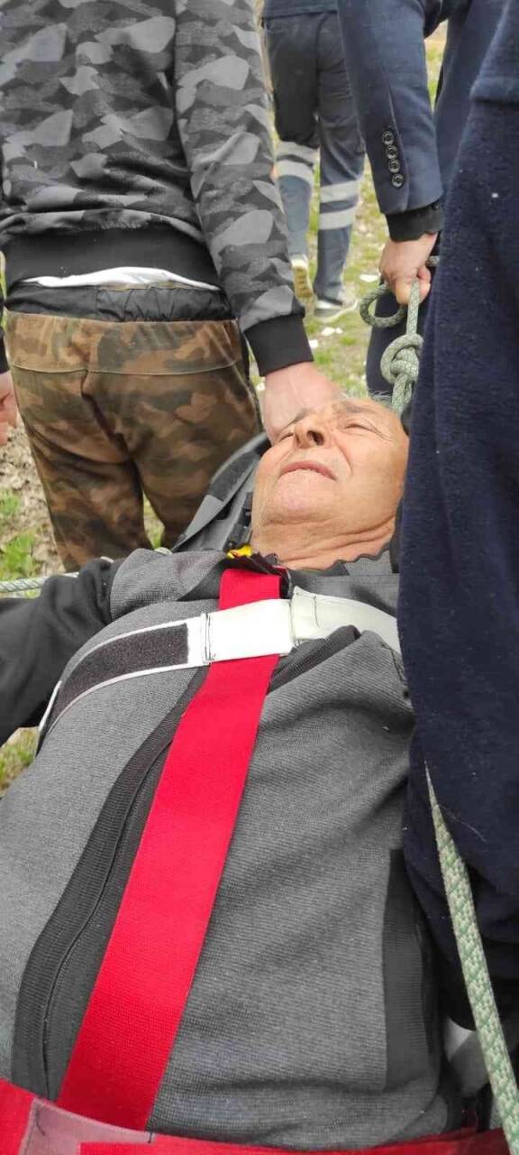 Dağlık alanda ayağı kırılan şahsı AFAD kurtardı