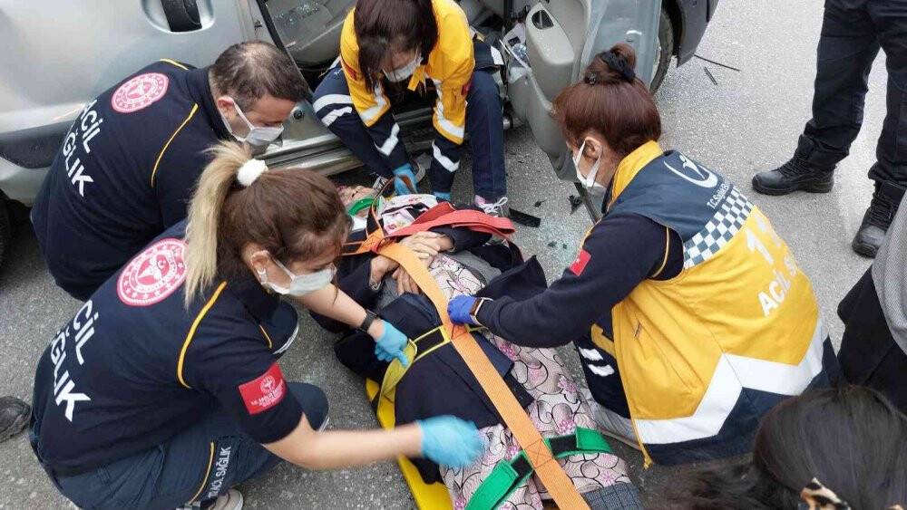 İftara giderken kaza yaptılar: 2 yaralı