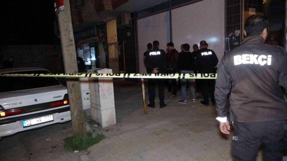 Silahla kafasına ateş eden polis memuru ağır yaralandı