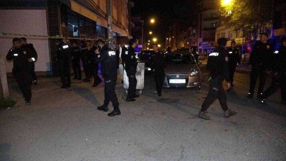 Silahla kafasına ateş eden polis memuru ağır yaralandı