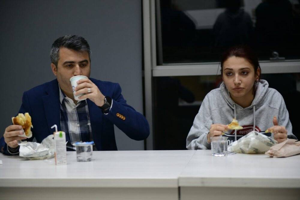 Uyumayan kütüphane sahurda da dopdolu