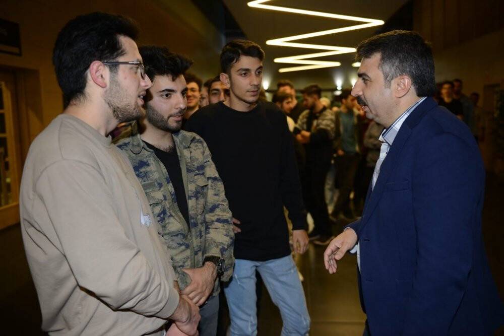 Uyumayan kütüphane sahurda da dopdolu