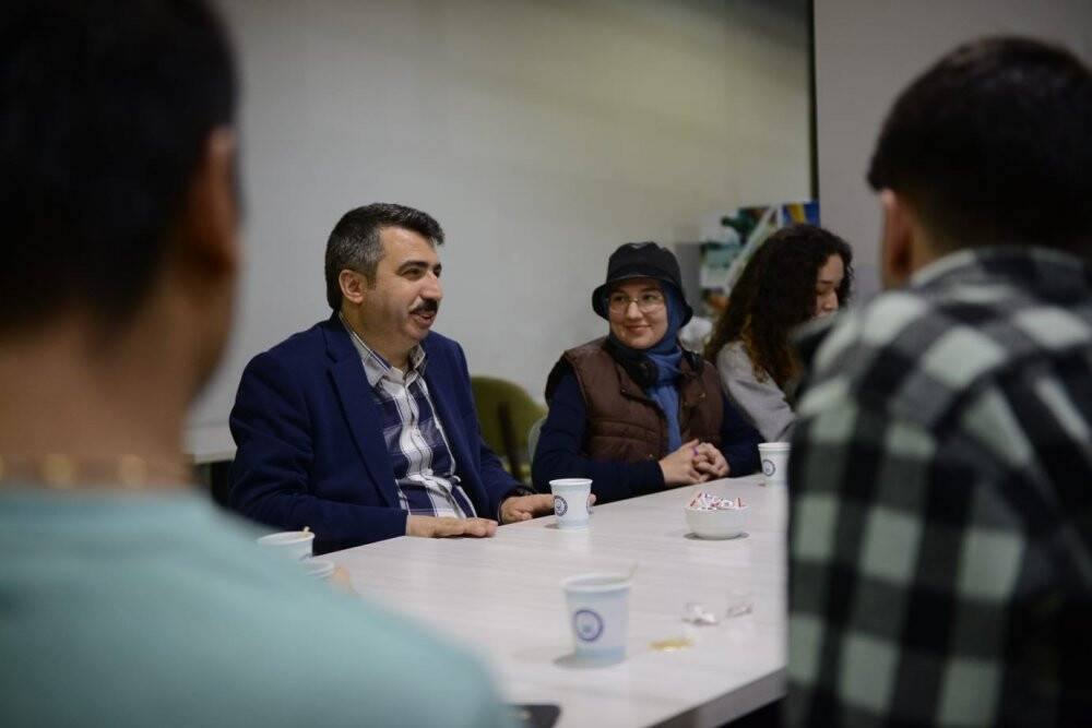 Uyumayan kütüphane sahurda da dopdolu