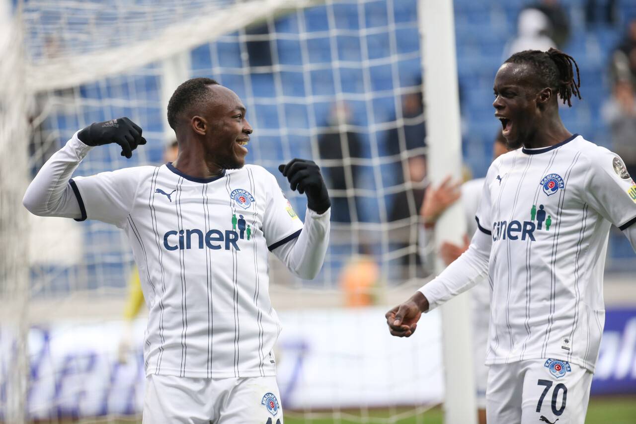 aa-20220417-27592970-27592952-kasimpasa-adana-demirspor.jpg