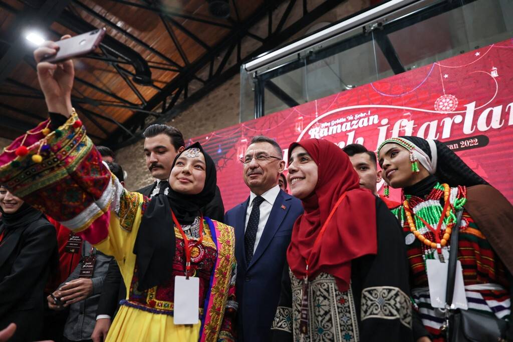 aa-20220417-27594240-27594220-cumhurbaskani-yardimcisi-oktay-konyada-genclerle-iftar-programinda-bulustu.jpg