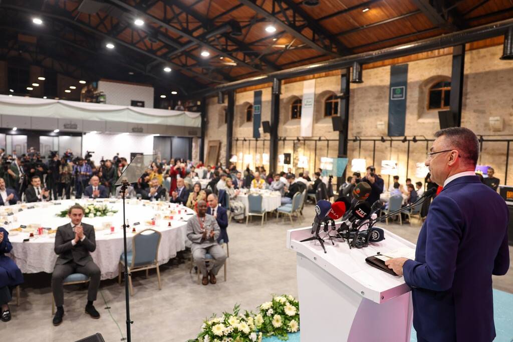 aa-20220417-27594240-27594227-cumhurbaskani-yardimcisi-oktay-konyada-genclerle-iftar-programinda-bulustu.jpg