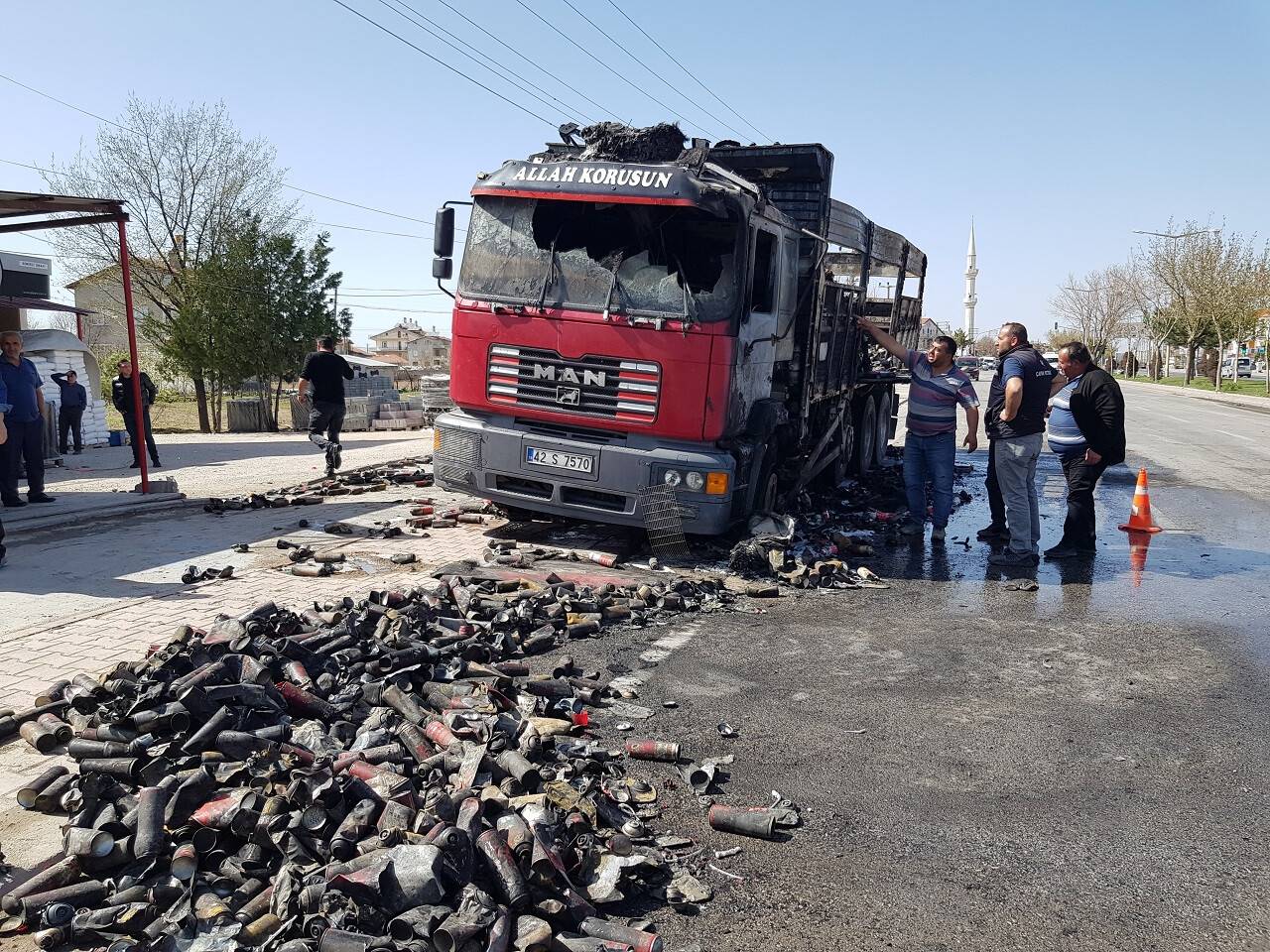 aa-20220418-27601970-27601967-konyada-yanici-madde-tasiyan-kamyon-seyir-halindeyken-yandi.jpg