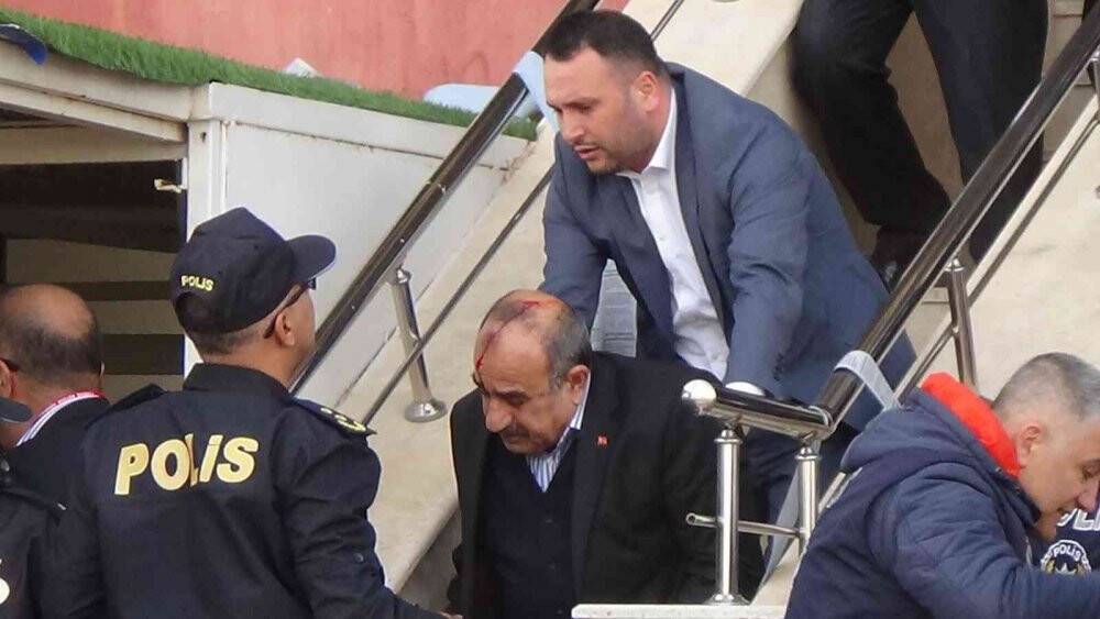 Adana 1954 FK-Sarayönü Belediyespor taşlar havada uçuştu: 4 yaralı