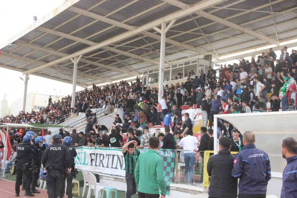 Adana 1954 FK-Sarayönü Belediyespor taşlar havada uçuştu: 4 yaralı