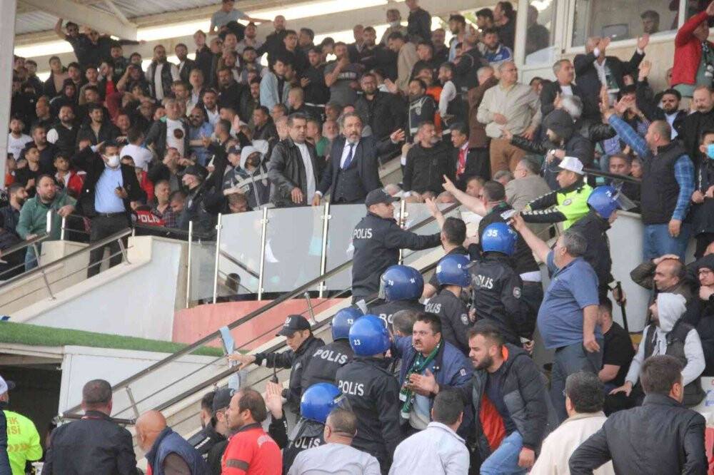 Adana 1954 FK-Sarayönü Belediyespor taşlar havada uçuştu: 4 yaralı