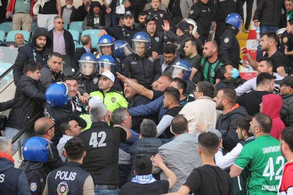 Adana 1954 FK-Sarayönü Belediyespor taşlar havada uçuştu: 4 yaralı