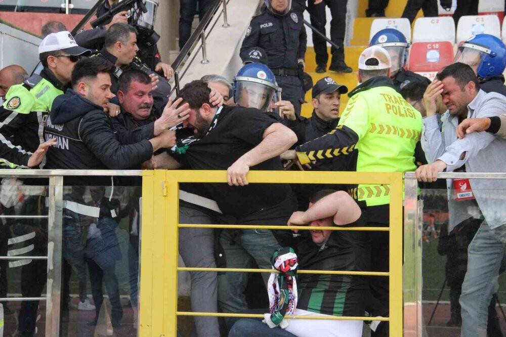 Adana 1954 FK-Sarayönü Belediyespor taşlar havada uçuştu: 4 yaralı