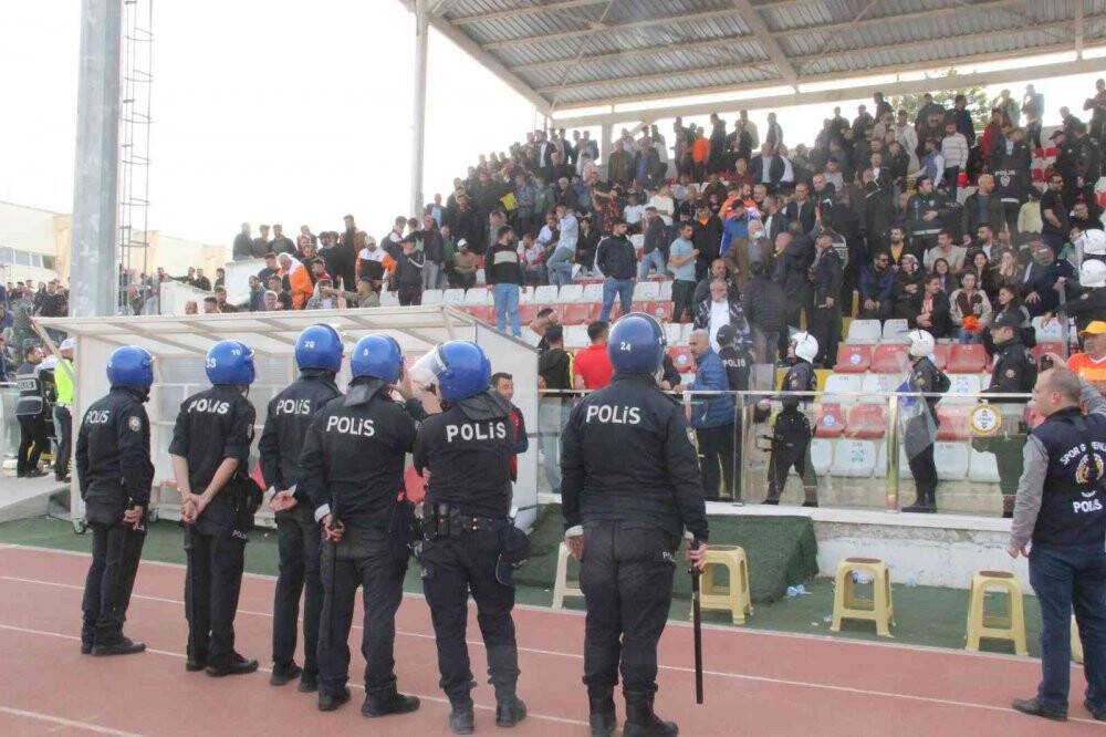 Adana 1954 FK-Sarayönü Belediyespor taşlar havada uçuştu: 4 yaralı