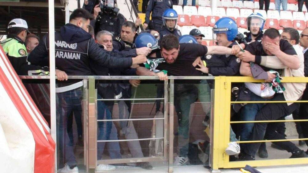 Adana 1954 FK-Sarayönü Belediyespor taşlar havada uçuştu: 4 yaralı