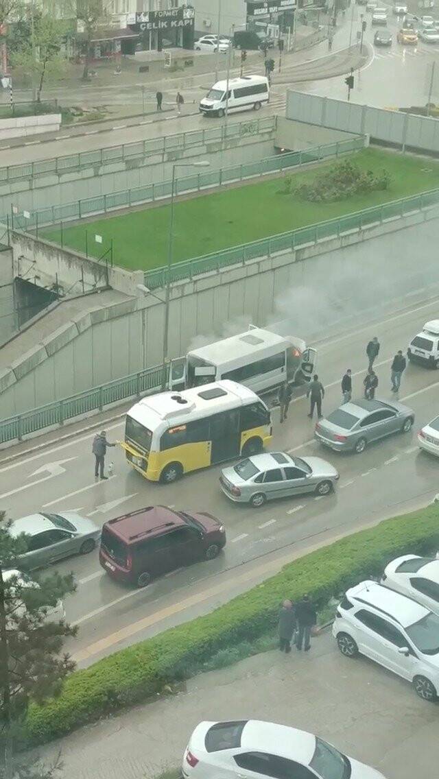 Bursa’da servis minibüsü alev alev yandı işçiler canlarını zor kurtardı