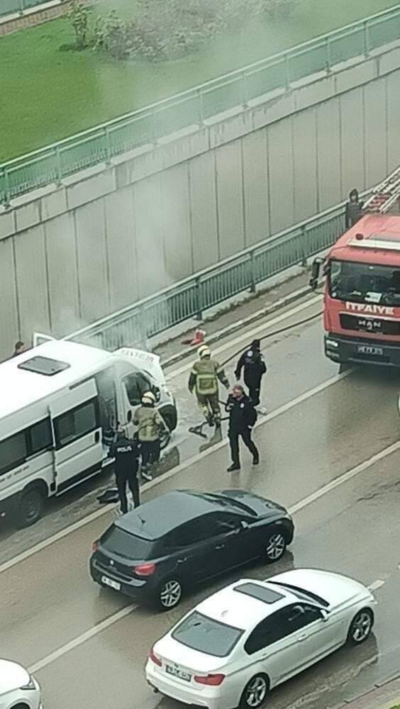 Bursa’da servis minibüsü alev alev yandı işçiler canlarını zor kurtardı