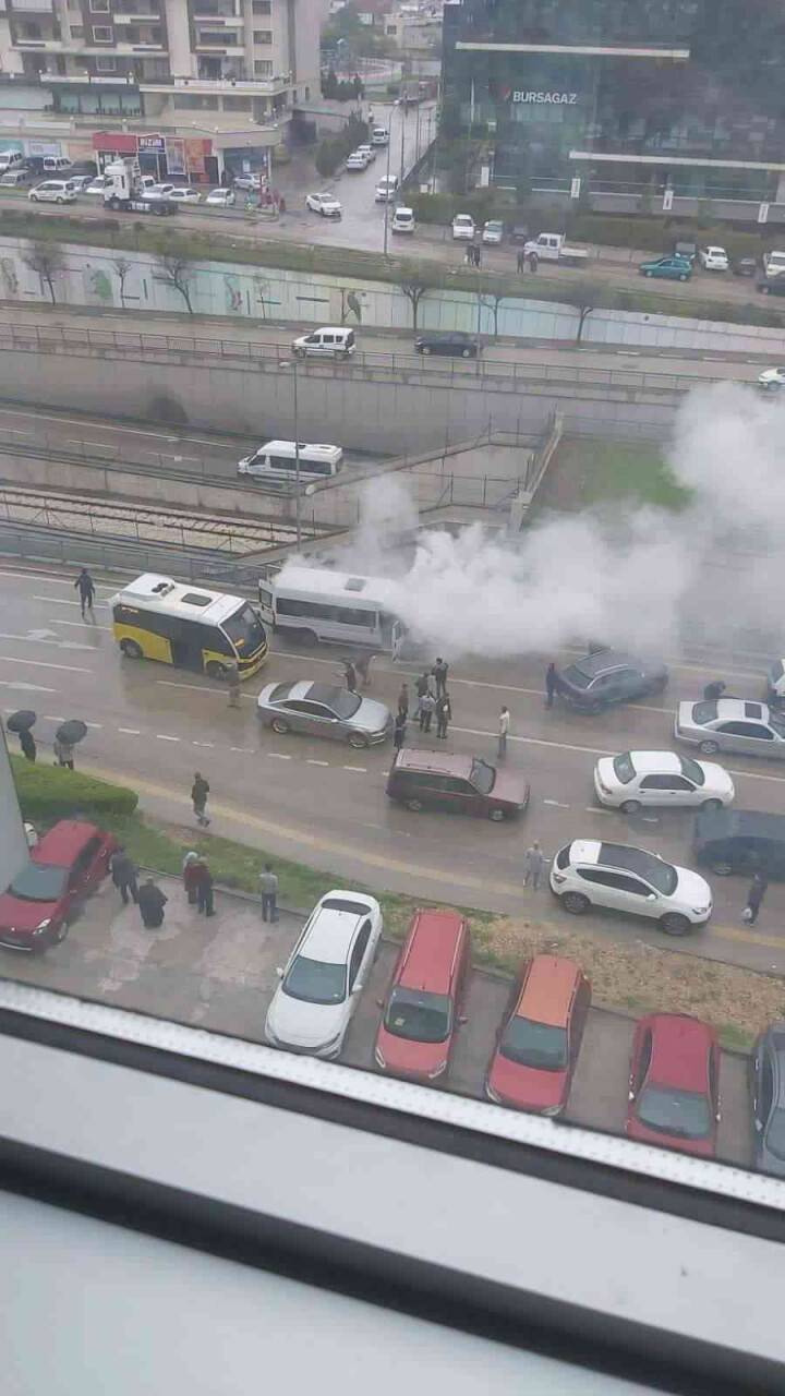 Bursa’da servis minibüsü alev alev yandı işçiler canlarını zor kurtardı