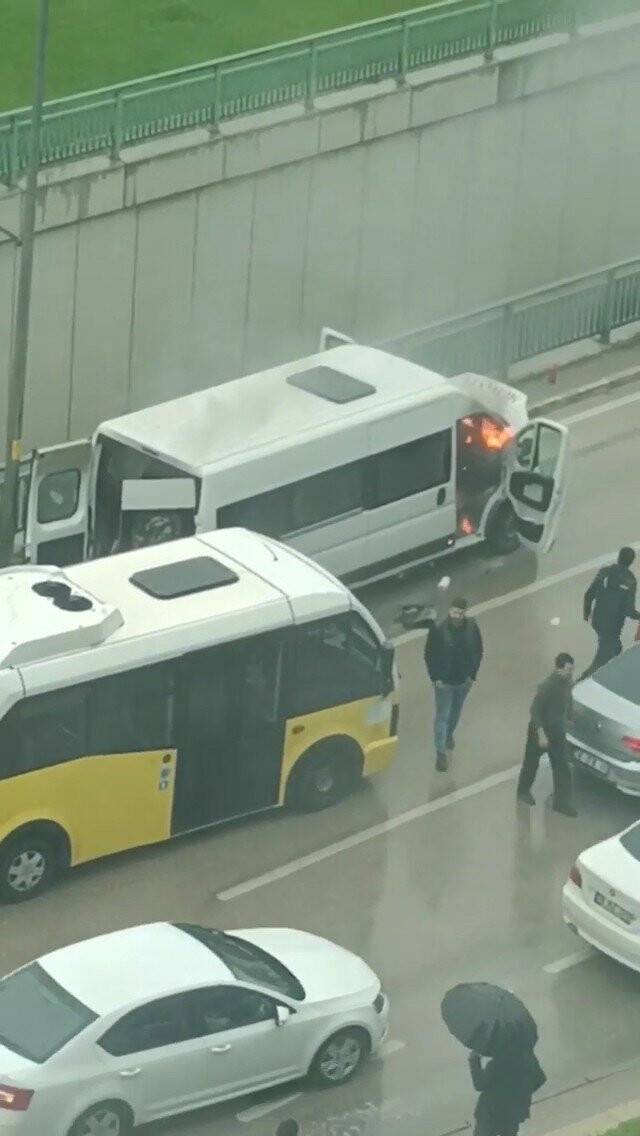 Bursa’da servis minibüsü alev alev yandı işçiler canlarını zor kurtardı