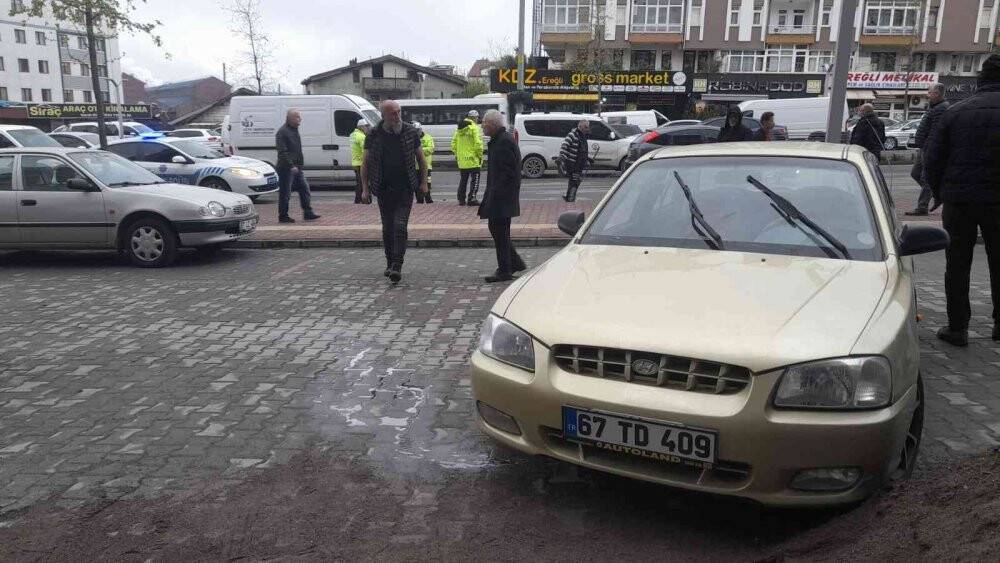 Çarpışan otomobillerden biri takla attı