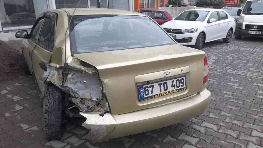Çarpışan otomobillerden biri takla attı