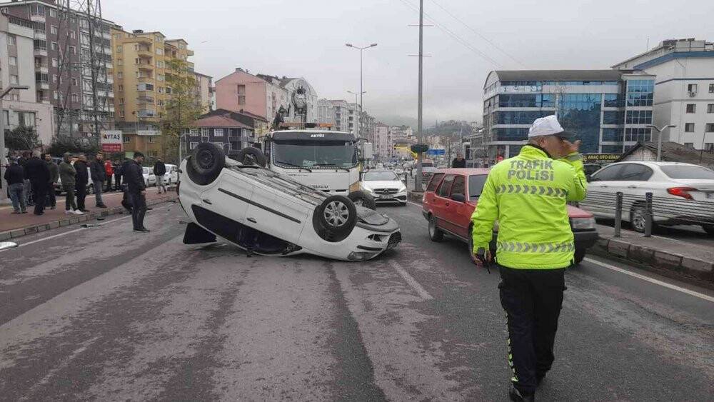 Çarpışan otomobillerden biri takla attı