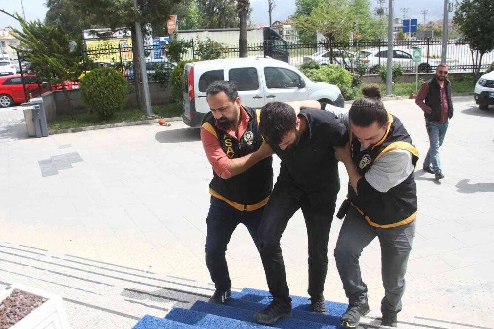 Ev arkadaşını çekiçle öldüren şahıs tutuklandı