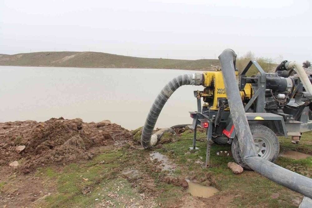 KOSKİ Hatunsaray Göleti’nde taşkın riskine karşı su tahliyesi yapıyor