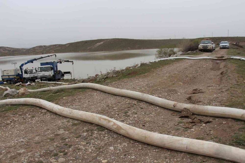 KOSKİ Hatunsaray Göleti’nde taşkın riskine karşı su tahliyesi yapıyor