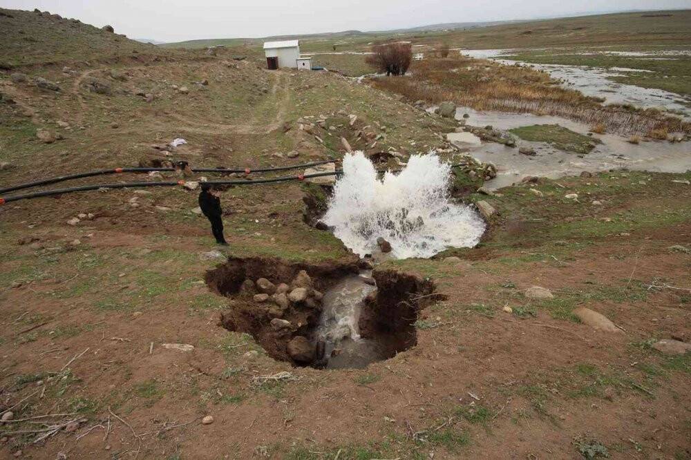 KOSKİ Hatunsaray Göleti’nde taşkın riskine karşı su tahliyesi yapıyor