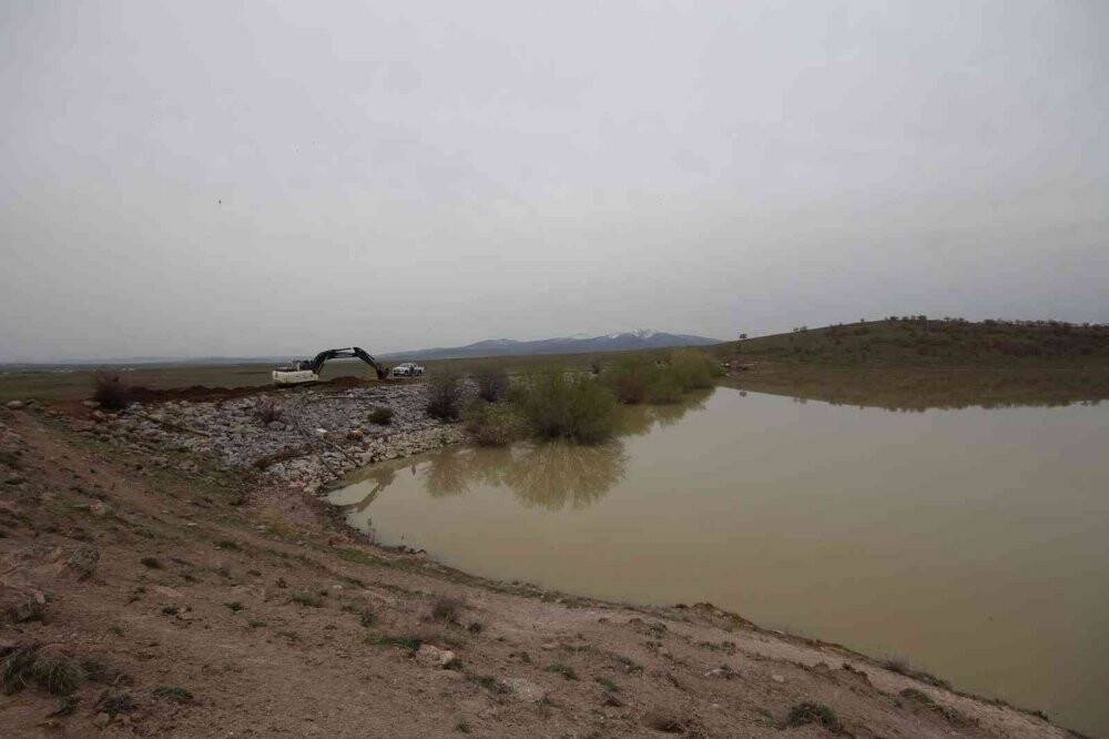 KOSKİ Hatunsaray Göleti’nde taşkın riskine karşı su tahliyesi yapıyor