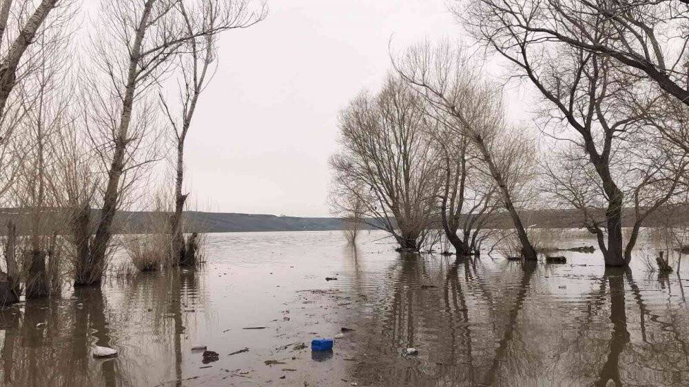 Sel suları caminin minaresini yıktı