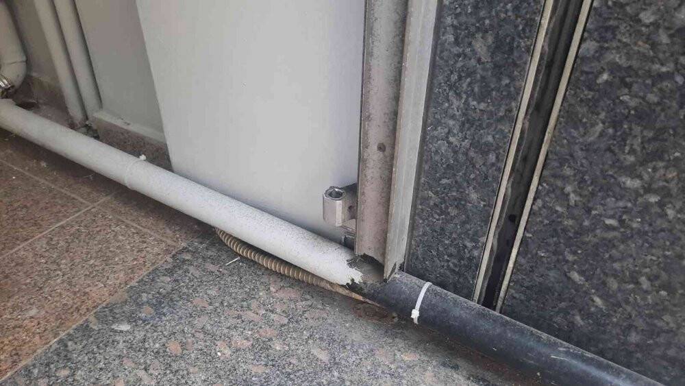Şişli’nin göbeğinde Apartmanın giriş kapısını söküp çaldı