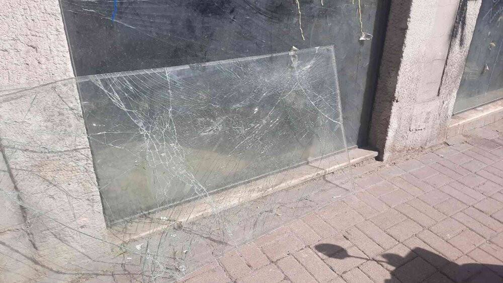 Şişli’nin göbeğinde Apartmanın giriş kapısını söküp çaldı