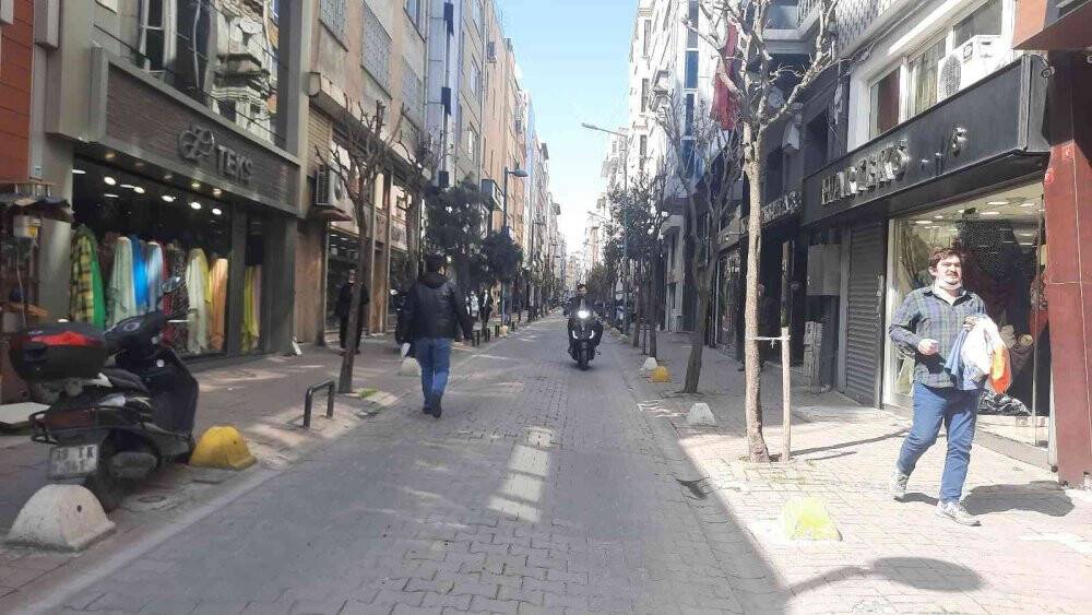 Şişli’nin göbeğinde Apartmanın giriş kapısını söküp çaldı