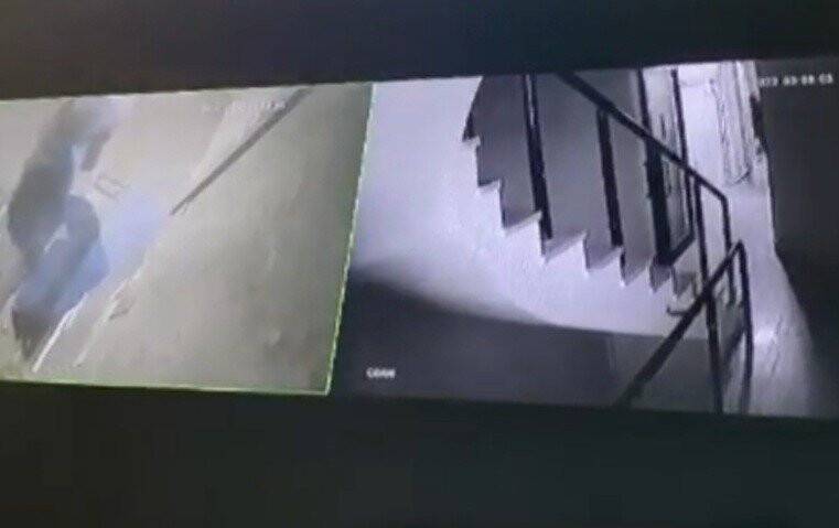 Şişli’nin göbeğinde Apartmanın giriş kapısını söküp çaldı