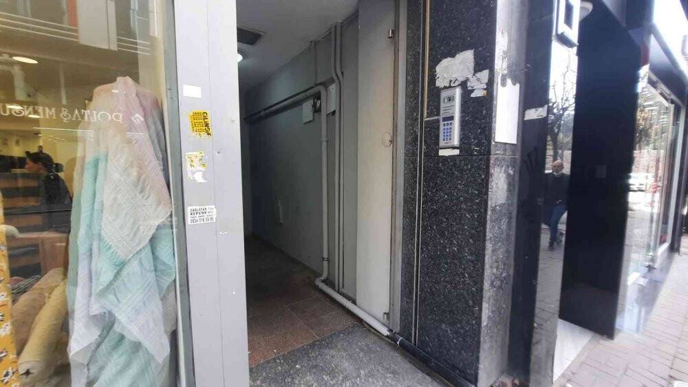 Şişli’nin göbeğinde Apartmanın giriş kapısını söküp çaldı