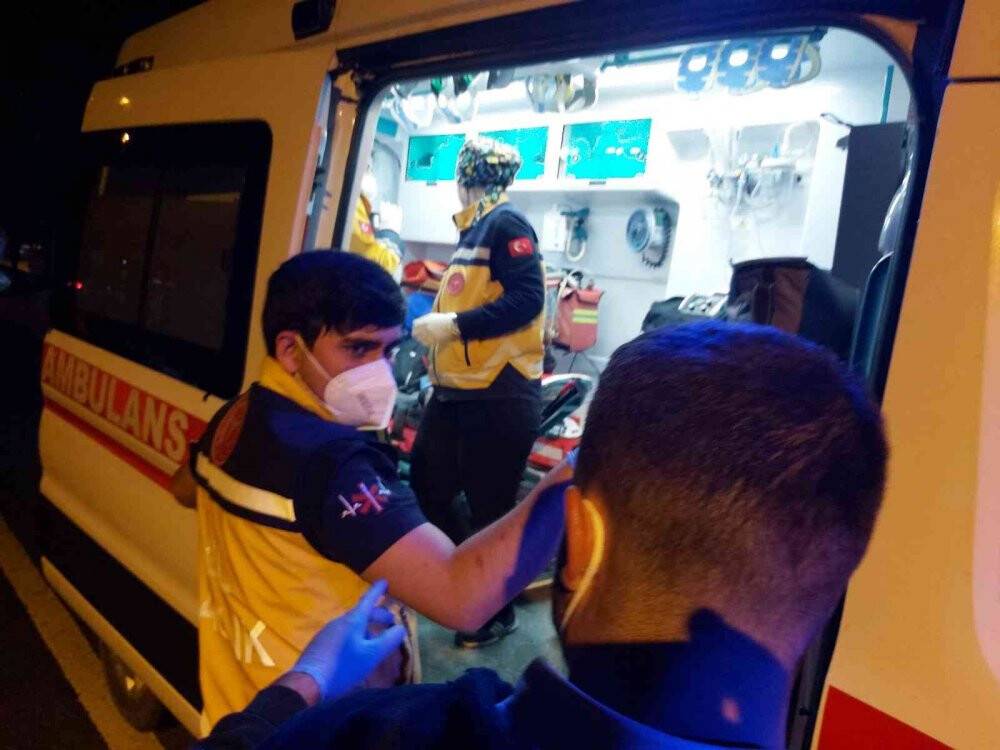 Yağmurlu yolda virajı alamayarak duvara çarptı