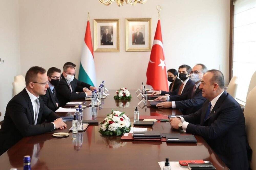 Bakan Çavuşoğlu’ndan İsveç’te Kur’an-ı Kerim’in yakılmasına tepki