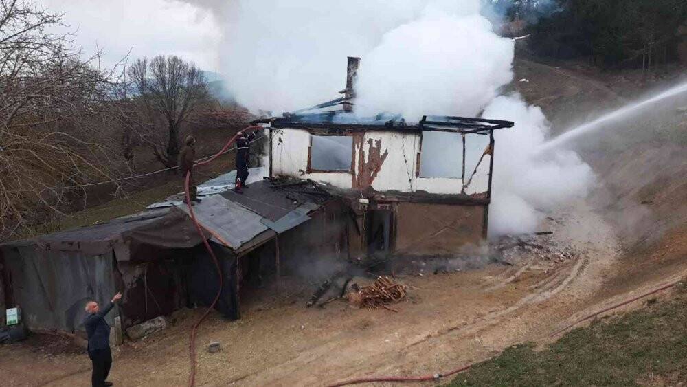 İftar vakti çıkan yangında iki katlı ahşap ev küle döndü