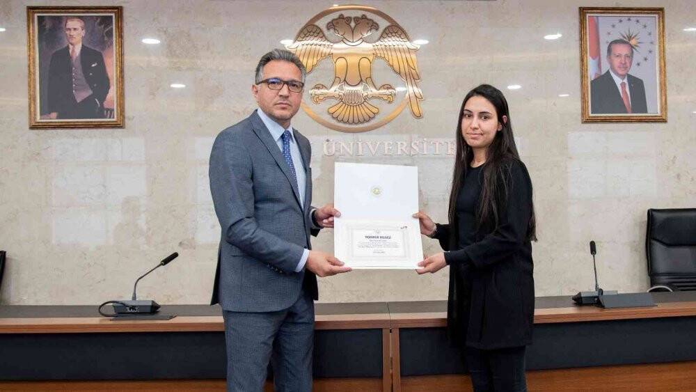 Rektör Aksoy’dan ‘ödül sahibi’ genç iletişimcilere teşekkür