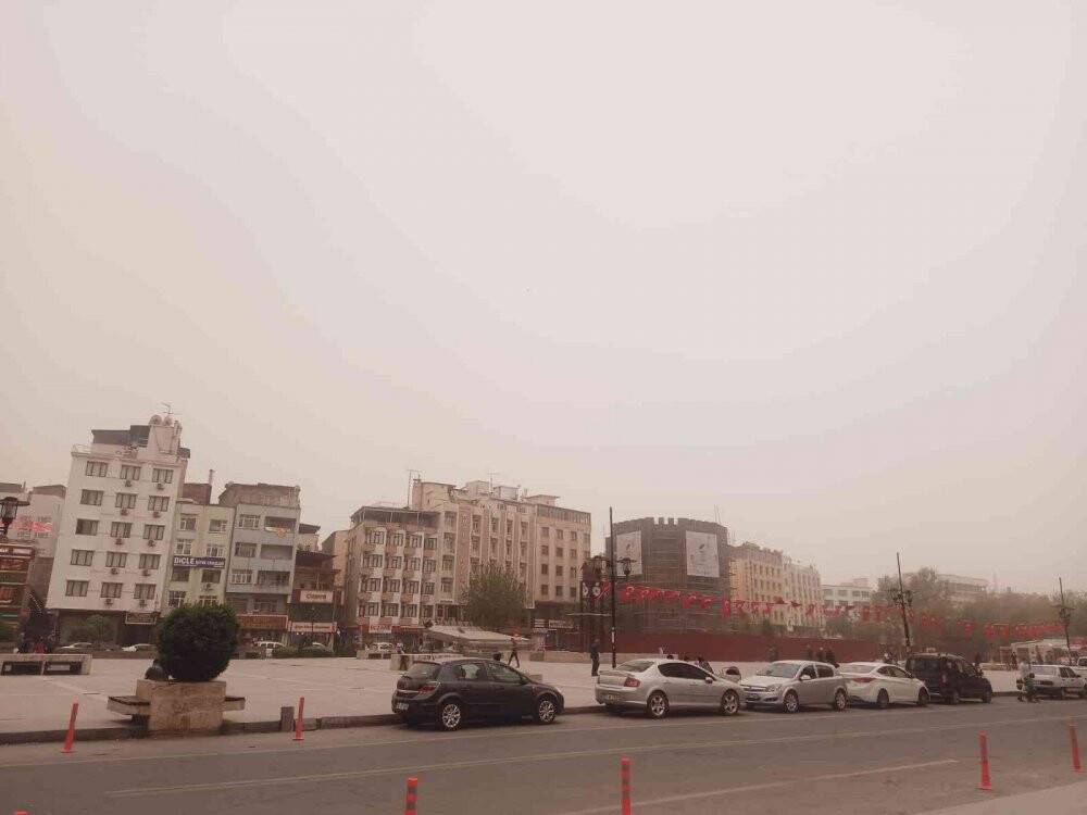 Toz bulutu nedeniyle gökyüzü kızıla büründü